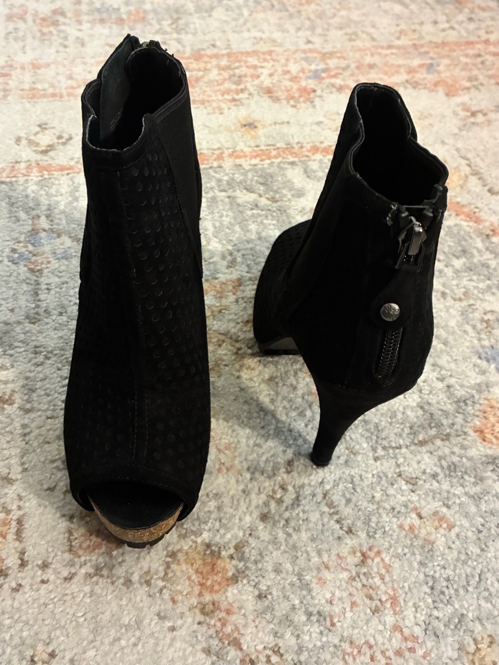 Simply Vera Vera Wang -Y2K-Black Peep-Toe Suede Ankle Booties Size 7 - Picture 5 of 10